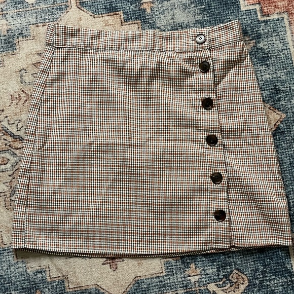 Chic Button-Front Mini Skirt - Picture 2 of 3